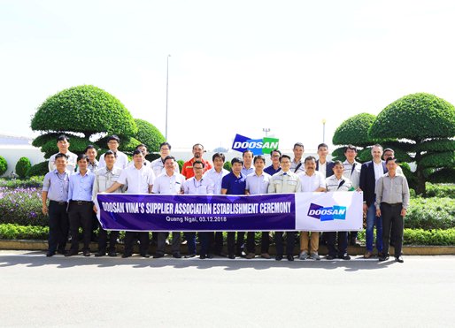 Các quản lý của Doosan Vina và 11 thành viên Hiệp hội các nhà cung cấp của Doosan Vina tại Lễ thành lập
