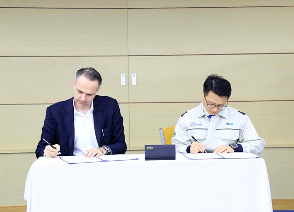 Từ trái sang: Ông Boris Vivares, CEO Công Ty TNHH Vivablast Việt Nam và ông Kang Sang Hyung, Giám đốc Khối Cung Ứng Vật Tư, Doosan Vina ký kết Biên bản Thỏa ước
