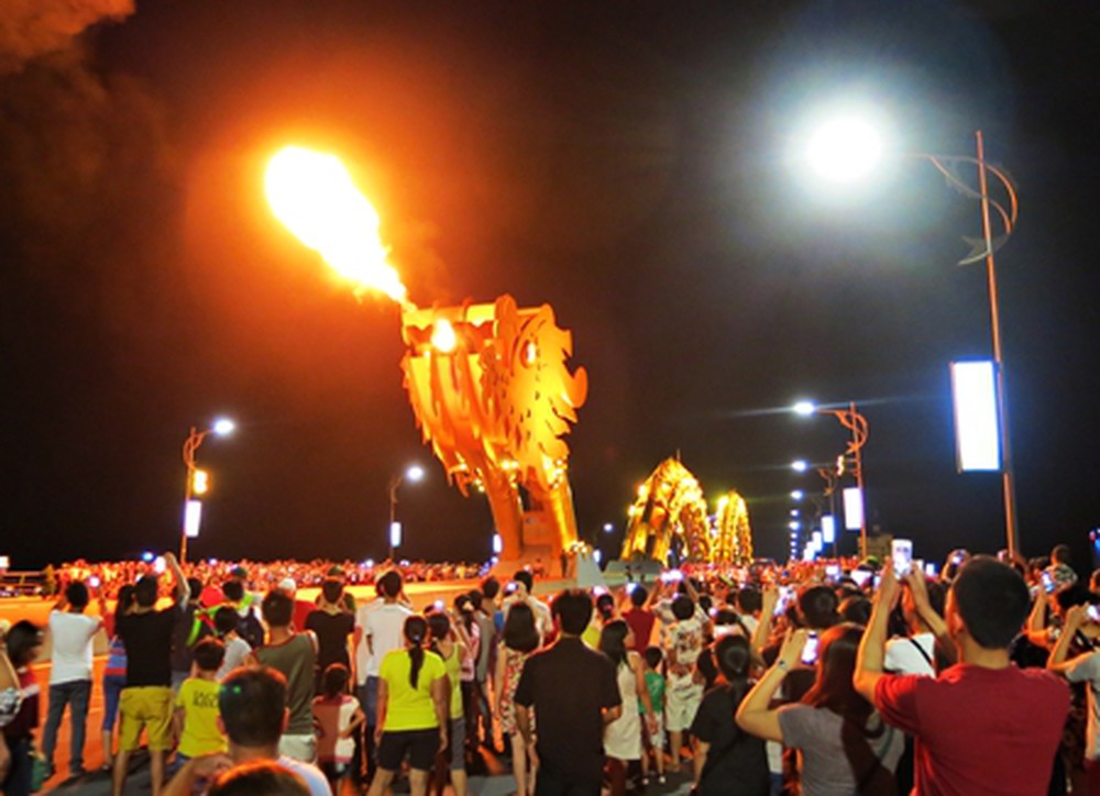 Cầu Rồng phun lửa, phun nước thu hút sự quan tâm của nhiều du khách khi đến thăm thành phố Đà Nẵng