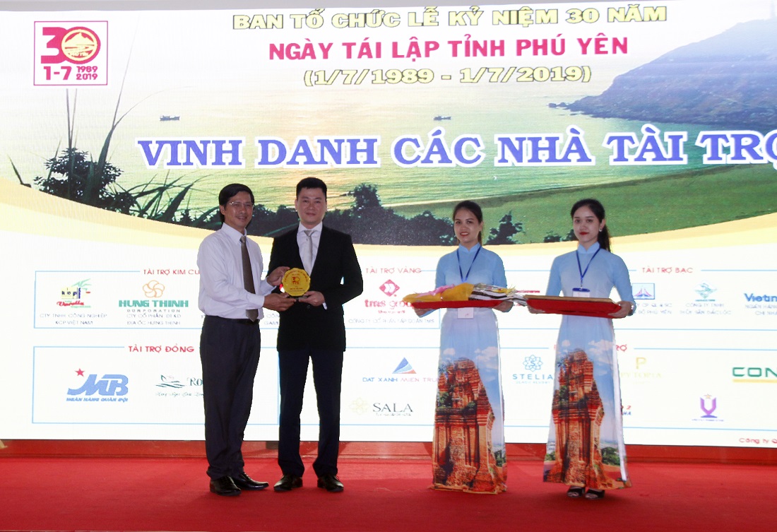 Ông Tống Ngọc Trung - Phó TGĐ Tập đoàn TMS nhận Cúp, Bằng khen vinh danh Tập đoàn TMS tại buổi lễ