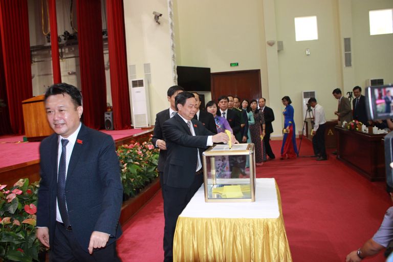 Các đại biểu HĐND tỉnh Quảng Ninh khóa XIII bỏ phiếu bầu các chức danh chủ chốt tại kỳ họp thứ 12. Ảnh: Thanh Tân.