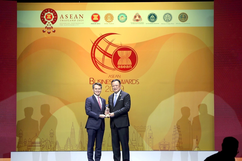 Ông Lê Đức Phong – Tổng Giám đốc Công ty Cổ phần Daeha – nhận giải thưởng từ Ngài Anutin Charnvirakul – Phó Thủ tướng Vương quốc Thái Lan.