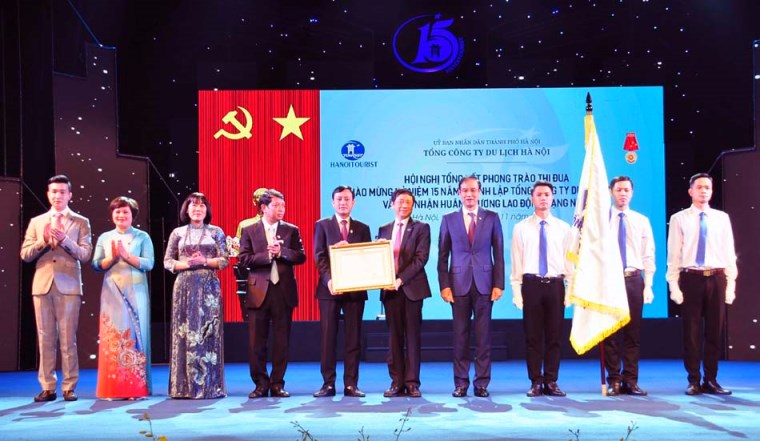 Phó Bí thư Thành ủy Hà Nội Đào Đức Toàn trao Huân chương Lao động hạng Nhất cho Hanoitourist.