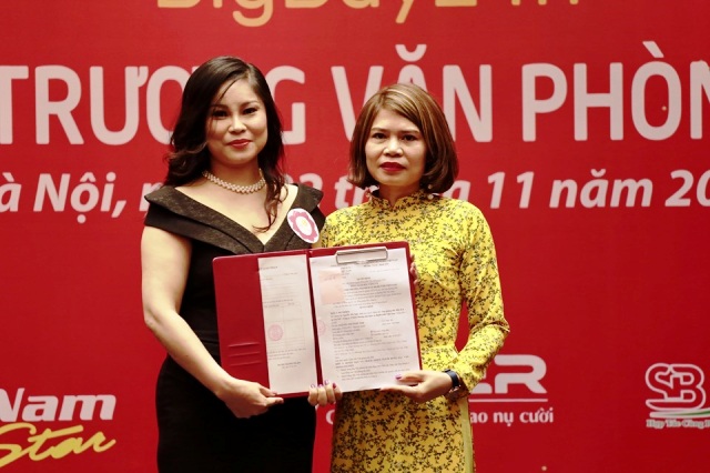 Bà Nguyễn Thị Ngọc Ánh (bên trái) nhận quyết định thành lập Văn phòng đại diện Hà Nội 4.