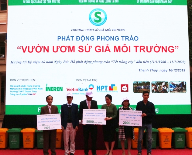 Viện môi trường và Năng lượng tái tạo trao tặng cây giống và thùng rác cho các trường học trên địa bàn huyện Thanh Thủy