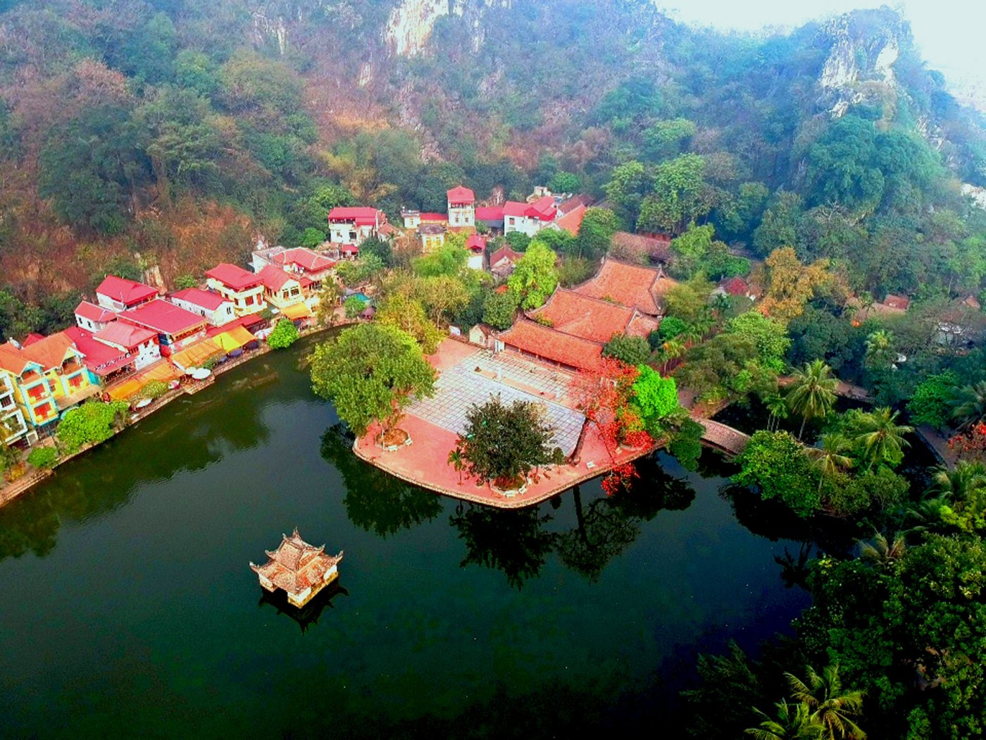 Toàn cảnh sân chùa, hồ nước, Thủy Đình và những cây hoa gạo qua ống kính flycam như một bức tranh thủy mặc hữu tình.