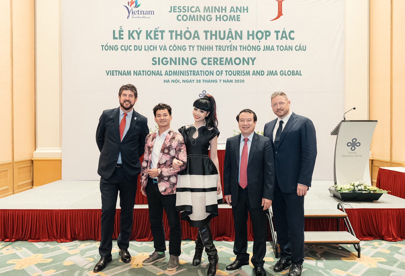 Từ trái qua phải: Giám đốc UNESCO Việt Nam Michael Croft, NSƯT Xuân Bắc, Siêu mẫu quốc tế Jessica Minh Anh, Phó Tổng cục trưởng Tổng cục Du lịch Hà Văn Siêu, cố vấn thời trang Tim Voegele-Downing.