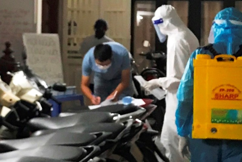 Trung tâm y tế quận Thanh Xuân điều tra dịch tế và phun khử trùng nơi bệnh nhân ở trọ.