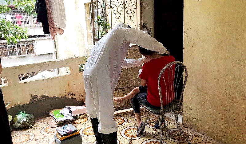 Trung tâm Y tế quận Hai Bà Trưng lấy mẫu xét nghiệm cho vợ con của bệnh nhân 962.