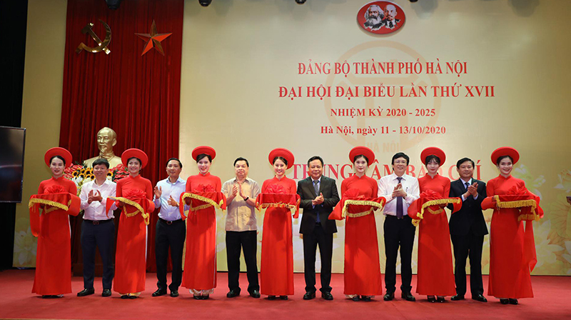 Các đồng chí lãnh đạo T.Ư, TP Hà Nội cắt băng khai trương Trung tâm báo chí phục vụ Đại hội lần thứ XVII Đảng bộ TP Hà Nội.