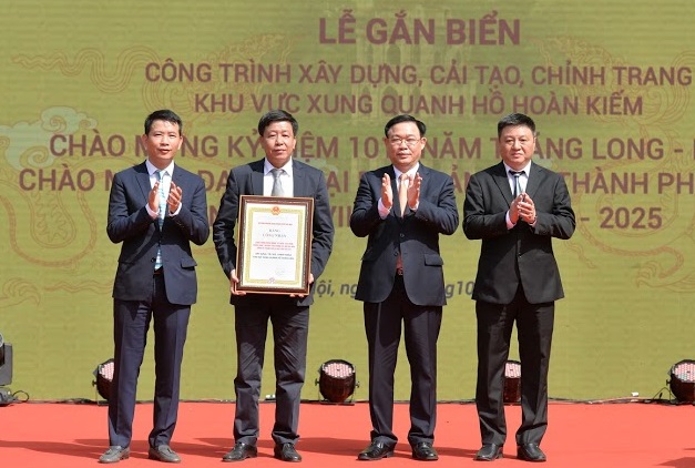   Bí thư Thành ủy Hà Nội Vương Đình Huệ đã trao bằng công nhận công trình chào mừng kỷ niệm 1010 năm Thăng Long - Hà Nội và Đại hội đại biểu lần thứ XVII Đảng bộ thành phố Hà Nội (nhiệm kỳ 2020-2025) cho lãnh đạo quận Hoàn Kiếm.
