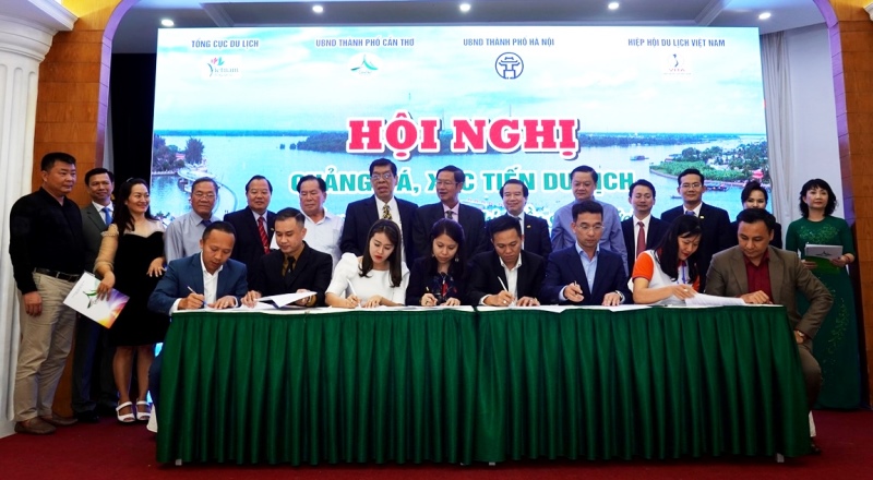 doanh nghiệp Cần Thơ ký kết thỏa thuận hợp tác với doanh nghiệp Hà Nội và khu vực phía Bắc (Ảnh: Hồ Hạ).