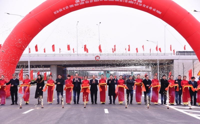 Thủ tướng Nguyễn Xuân Phúc và các đại biểu cắt băng khánh thành Dự án đầu tư xây dựng hoàn chỉnh theo quy hoạch nút giao đường Vành đai 3 với đường cao tốc Hà Nội - Hải Phòng