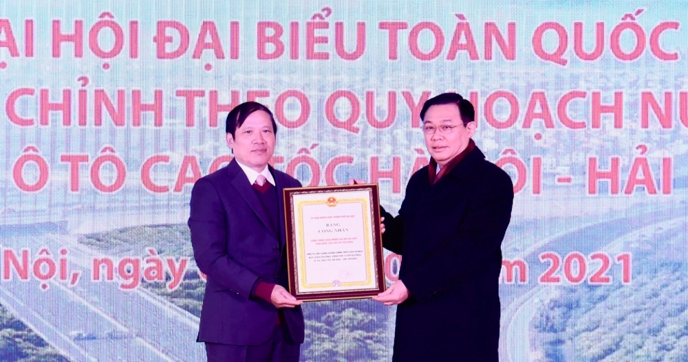 Bí thư Thành ủy Hà Nội Vương Đình Huệ trao bằng chứng nhận Dự án