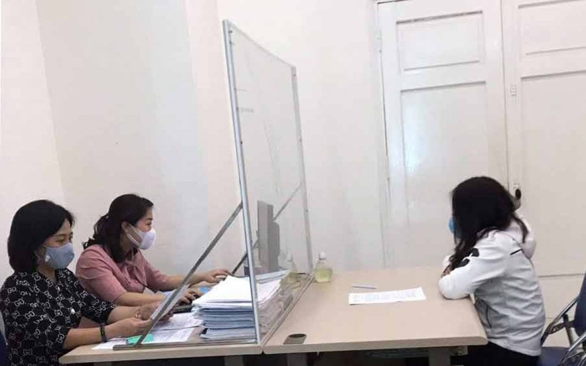 Nữ thanh niên Hà Nội bị phạt 7,5 triệu đồng vì đưa tin giả.