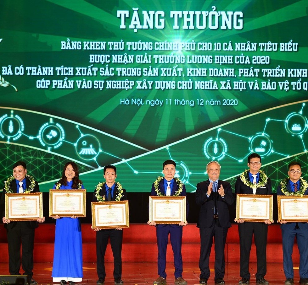 hó chủ tịch Quốc hội Uông Chu Lưu trao tặng bằng khen của Thủ tướng Chính phủ cho 10 gương mặt thanh niên nông thôn xuất sắc nhất năm 2020. Trong ảnh: Chị Nguyễn Thị  Thu Hiền đứng thứ ba từ trái sang