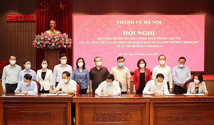 Với sự thống nhất cao, thỏa thuận hợp tác giữa Bộ Giao thông Vận tải với TP. Hà Nội và các tỉnh, thành phố đã được ký kết để hoàn thành tuyến đường vành đai 4 - vùng Thủ đô trong giai đoạn tới.