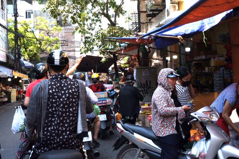 Chợ Thanh Hà tại phố Hàng Chiếu vẫn đông đúc người qua lại (Hoàn Kiếm)