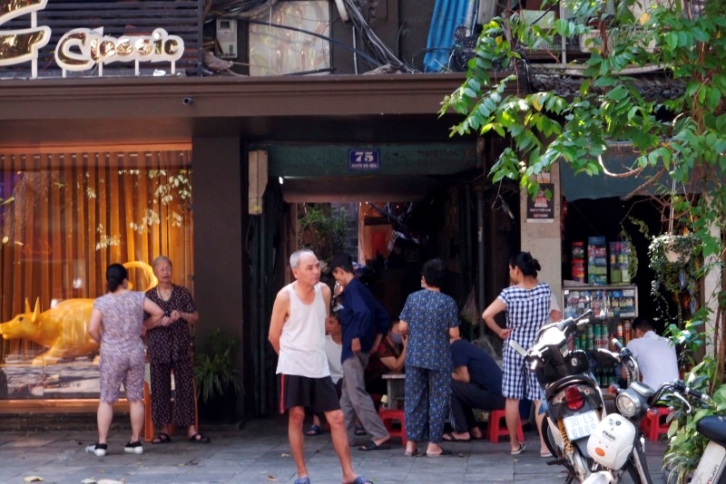 Người dân tụ tập ở quán trà đá vỉa hè, không đeo khẩu trang trên phố Nguyễn Hữu Huân (Hoàn Kiếm)
