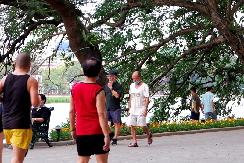  Người dân đi dạo bờ Hồ Hoàn Kiếm, không đeo khẩu trang