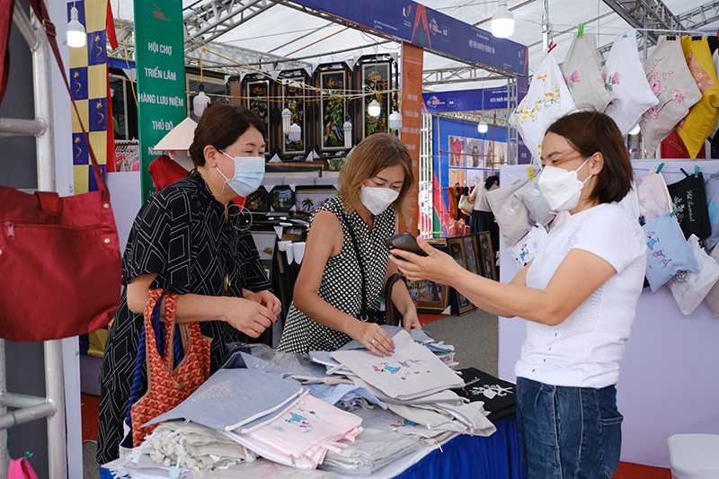 Hội chợ triển lãm hàng lưu niệm Thủ đô năm 2022 dự kiến đón trên 10.000 lượt khách tham quan, giao dịch.