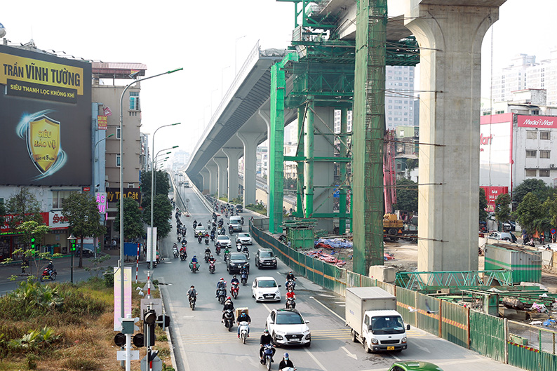 UBND TP. Hà Nội chỉ đạo các đơn vị khẩn trương xem xét hoàn thiện thủ tục để thông xe Dự án đường trên cao dọc tuyến Vành đai 2 kết hợp mở rộng phần dưới thấp, đoạn từ cầu Vĩnh Tuy đến Ngã Tư Sở. (Ảnh: Chí Cường)