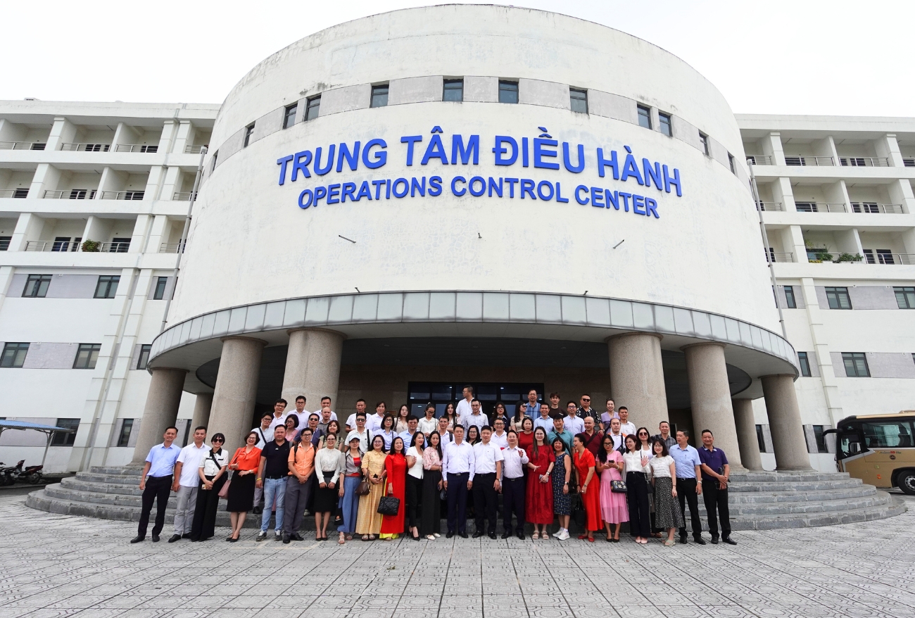 Sáng 13/8, Sở Du lịch Hà Nội phối hợp với Công ty TNHH MTV đường sắt Hà Nội và các doanh nghiệp Lữ hành trên địa bàn Thành phố khảo sát sản phẩm du lịch thuộc tuyến đường sắt đô thị số 2A (Hà Đông - Cát Linh).