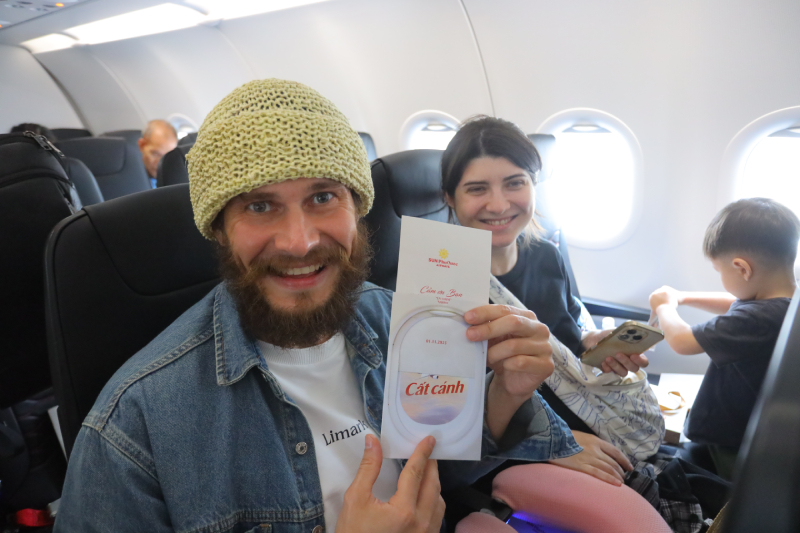 Hành khách thích thú khi được nhận bộ quà lưu niệm mang biểu tượng Mặt Trời của Sun PhuQuoc Airways.