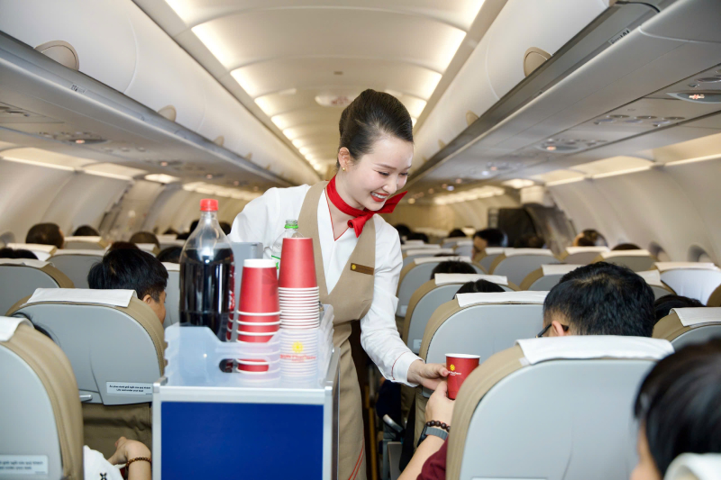 Tiếp viên phục vụ trên chuyến bay Hà Nội - Phú Quốc.