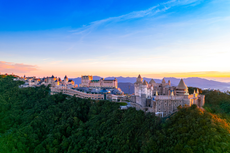 Sun World Ba Na Hills l&agrave; một trong những sản phẩm du lịch biểu tượng, g&oacute;p phần n&acirc;ng cao sức nhận diện v&agrave; sức cạnh tranh quốc tế của điểm đến Đ&agrave; Nẵng.