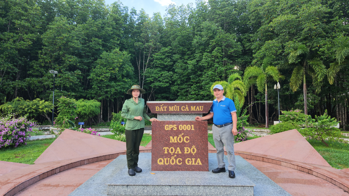 Đại diện NewStar Tour tại Mốc tọa độ quốc gia GPS 0001, Đất Mũi C&agrave; Mau, trong h&agrave;nh tr&igrave;nh khảo s&aacute;t x&acirc;y dựng sản phẩm du lịch Xuy&ecirc;n Việt 39 ng&agrave;y 38 đ&ecirc;m. 
