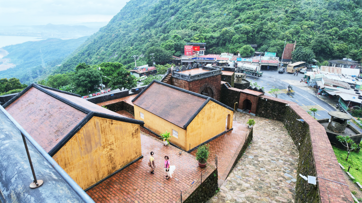 Di t&iacute;ch Hải V&acirc;n Quan, điểm đến mang gi&aacute; trị lịch sử, văn h&oacute;a v&agrave; cảnh quan đặc sắc tr&ecirc;n h&agrave;nh tr&igrave;nh kh&aacute;m ph&aacute; Việt Nam.