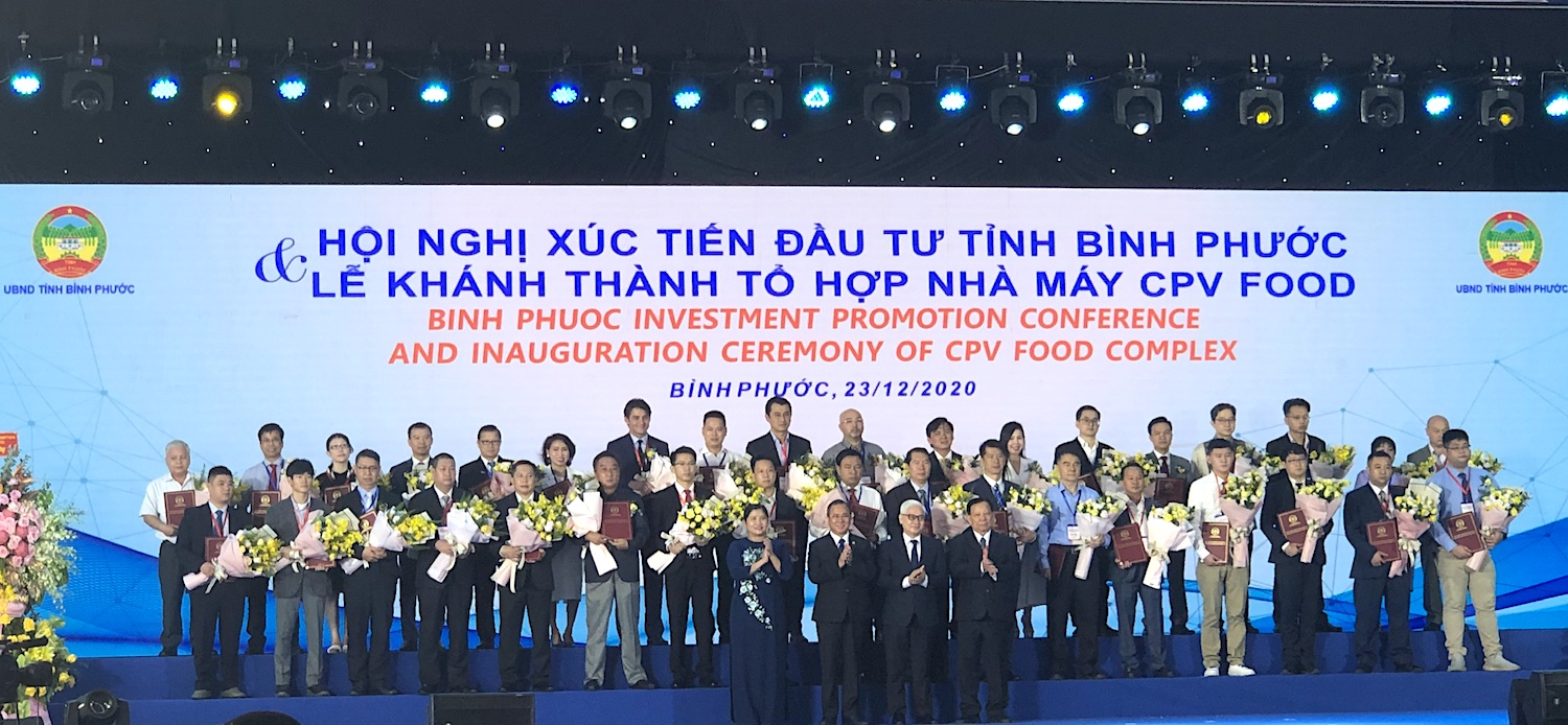 Lãnh đạo tỉnh Bình Phước trao quyết định chủ trương, chứng nhận đăng ký đầu tư cho 35 doanh nghiệp thực hiện 46 Dự án đã và đang đầu tư trên địa bàn (Ảnh: Lê Hoàng).