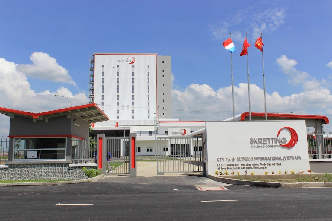 Nhà máy mới của Skretting Việt Nam nằm cạnh các nhà máy hiện hữu tại Khu công nghiệp Thuận Đạo, Long An và được cho là 
