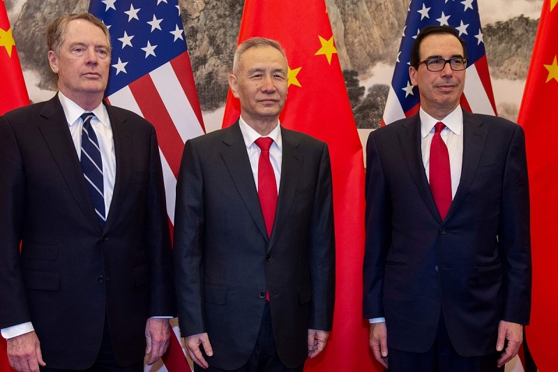 Đại diện Thương mại Mỹ Robert Lighthizer (trái), Phó Thủ tướng Trung Quốc Lưu Hạc và Bộ trưởng tài chính Mỹ Steven Mnuchin tại Nhà khách Nhà khách Quốc gia Điếu Ngư Đài, Bắc Kinh. Ảnh tư liệu: AFP