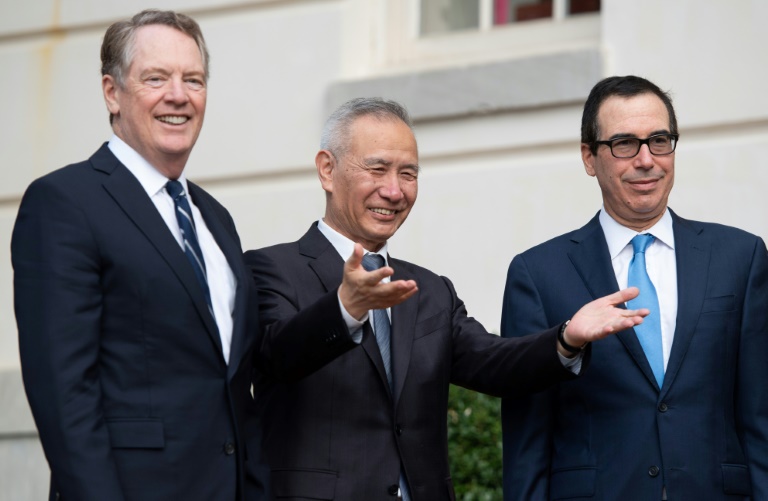 Phó Thủ tướng Trung Quốc Lưu Hạc được Đại diện Thương mại Mỹ Robert Lighthizer (trái) và Bộ trưởng tài chính Mỹ Steven Mnuchin (phải) chào đón. Ảnh: AFP