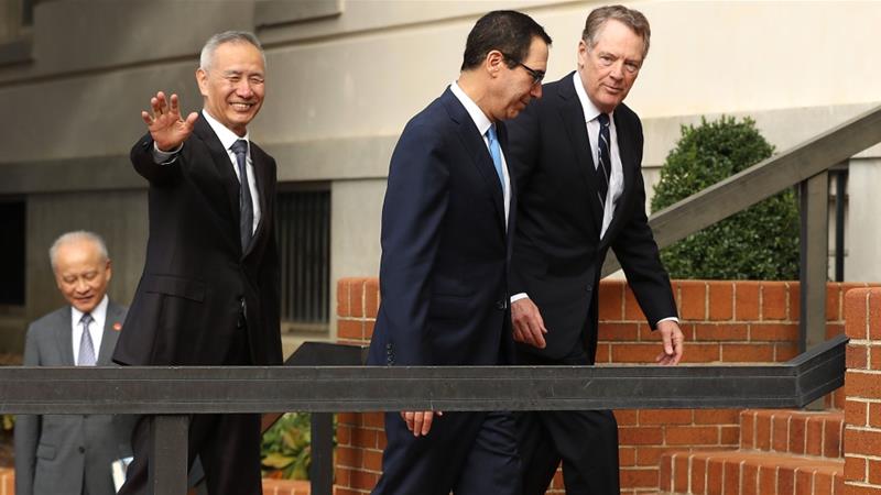 Phó Thủ tướng Trung Quốc Lưu Hạc được hộ tống bởi Đại diện Thương mại Mỹ Robert Lighthizer (bìa phải) và Bộ trưởng tài chính Mỹ Steven Mnuchin vào Văn phòng Đại diện Thương mại Mỹ. Ảnh: AFP