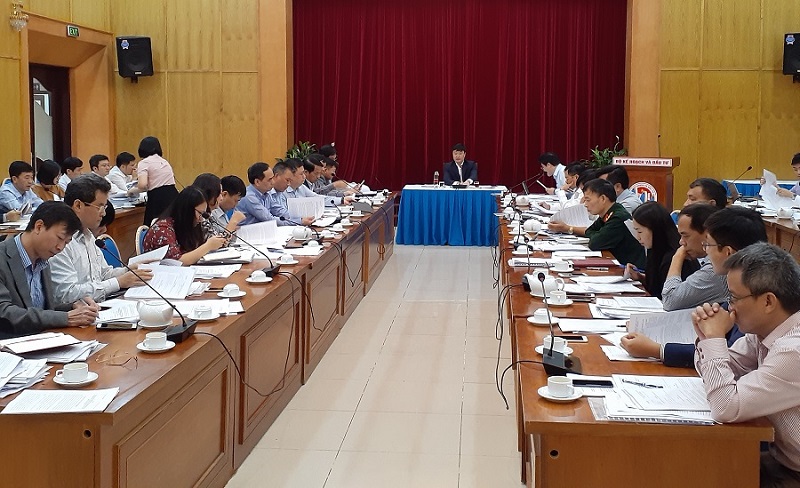 Thứ trưởng Bộ KH&ĐT Nguyễn Đức Trung, Phó Trưởng Ban soạn thảo các Nghị định chủ trì cuộc họp.