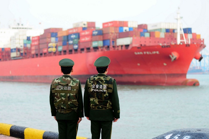 Tàu hàng tại cảng ở Thành phố Thanh Đảo, Trung Quốc. Ảnh tư liệu: AFP