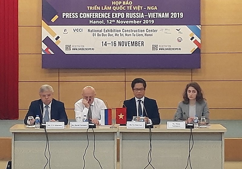 Đại diện Ban tổ chức Triển lãm quốc tế Việt - Nga phát biểu tại họp báo.