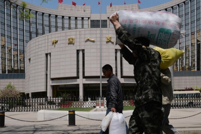 ngân hàng trung ương Trung Quốc hôm qua bất ngờ hạ lãi suất các hợp đồng mua lại đảo ngược kỳ hạn 7 ngày từ 2,55% xuống còn 2,05%. Ảnh: AFP