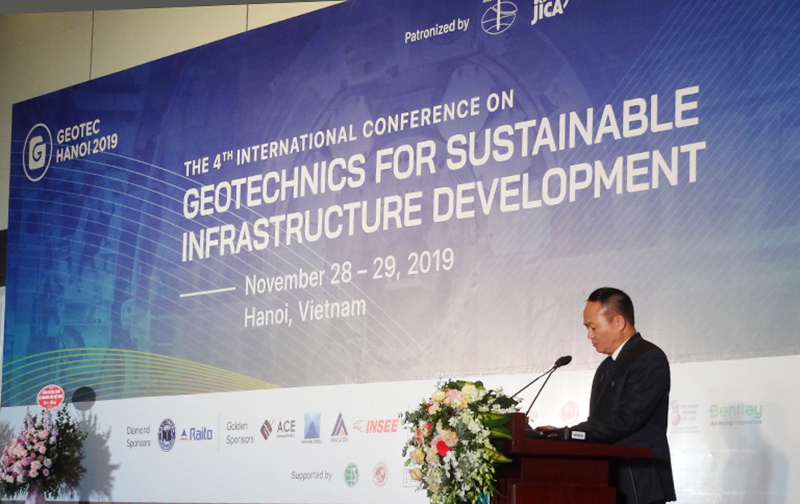  Chủ tịch Công ty cổ phần FECON Phạm Việt Khoa phát biểu khai mạc Hội nghị. 