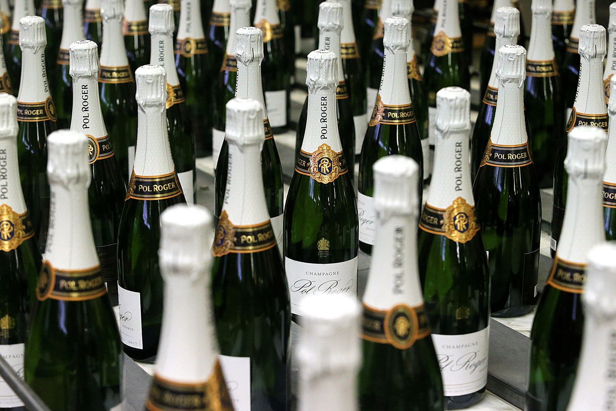 Rượu champagne là một trong những mặt hàng Mỹ dọa đánh thuế 100%. Ảnh: AFP