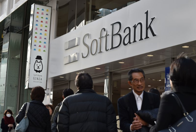Bế tắc tìm kiếm khoản vay trong nước, SoftBank tìm đến nguồn vốn ngoại. Ảnh: AFP