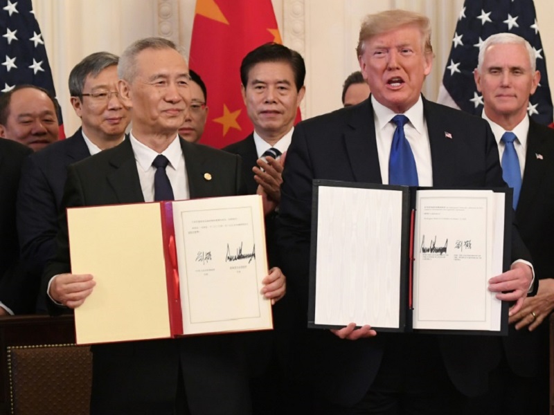 Tổng thống Mỹ Donald Trump (phải) và Phó Thủ tướng Trung Quốc Lưu Hạc tại lễ ký thỏa thuận thương mại giai đoạn 1. Ảnh: AFP