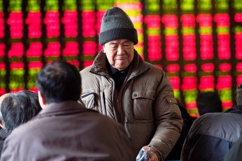 Sắc xanh phủ rộng thị trường chứng khoán Trung Quốc với chỉ số Shanghai Composite nhích 0,22%. Ảnh: AFP