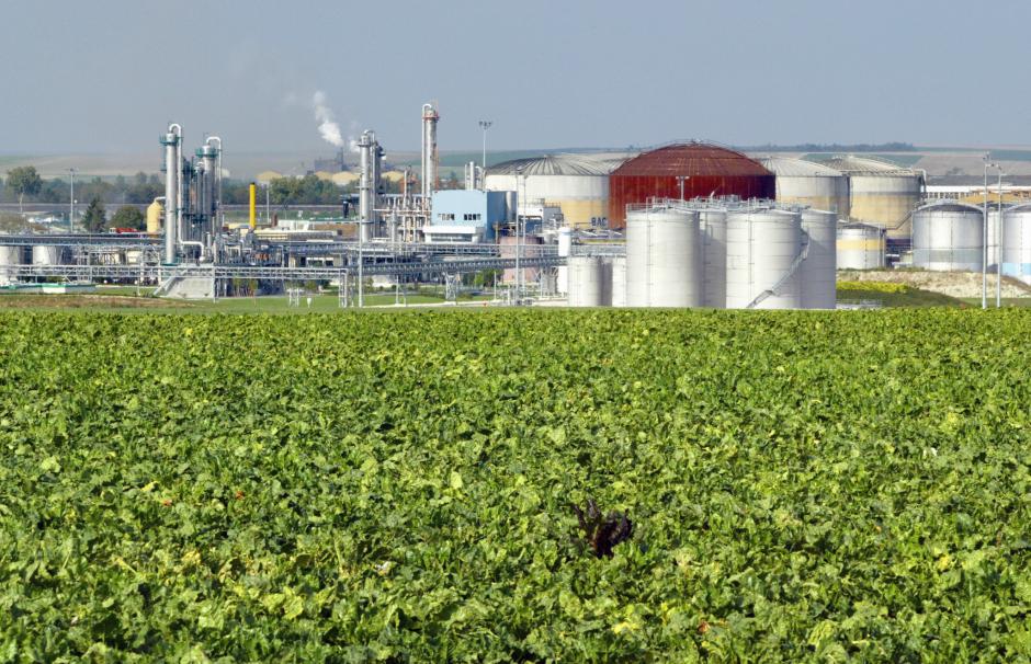Đầu tư thêm vào phát triển nhiên liệu sạch hơn như hydro, khí tự nhiên tái tạo (biomethane) và nhiên liệu sinh học tiên tiến cũng là giải pháp quan trọng để cắt giảm phát thải. Trong ảnh: Khu vực bể chứa ethanol tại nhà máy tinh luyện đường Arcis-sur-Aube miền Đông nước Pháp. Nguồn: AFP