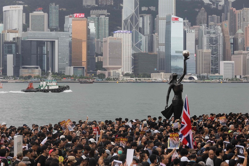 Biểu tình và bạo loạn chống chính quyền những tháng qua làm tê liệt ngành du lịch và bán lẻ Hong Kong, đẩy Hong Kong vào lần suy thoái đầu tiên kể từ cuộc khủng hoảng tài chính. Ảnh: AFP