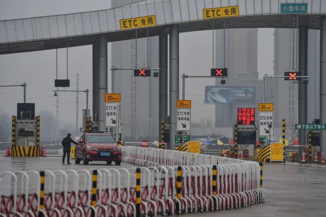 Chính quyền Vũ Hán phỏng tỏa các cửa ngõ ra vào thành phố để khoang vùng dịch. Ảnh: AFP