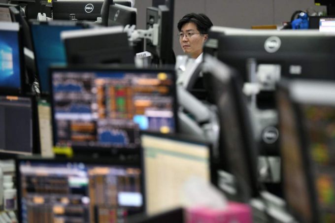 Chỉ số Kospi của Hàn Quốc tăng điểm 1,13% phiên sáng nay 11/2 khi cổ phiếu của công ty hóa chất lớn nhất Hàn Quốc LG Chemical vọt lên 8%. Ảnh: AFP